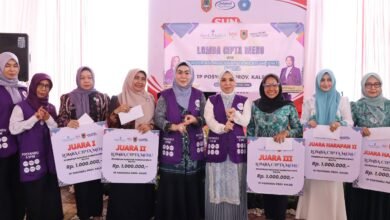 Ketua TP Posyandu Kalsel Serahkan Hadiah Pemenang Lomba Cipta Menu PMT Balita