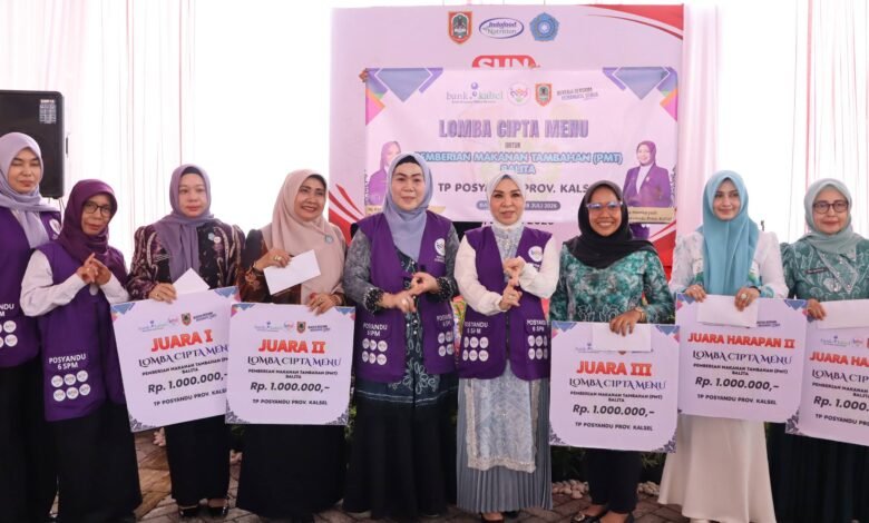 Ketua TP Posyandu Kalsel Serahkan Hadiah Pemenang Lomba Cipta Menu PMT Balita